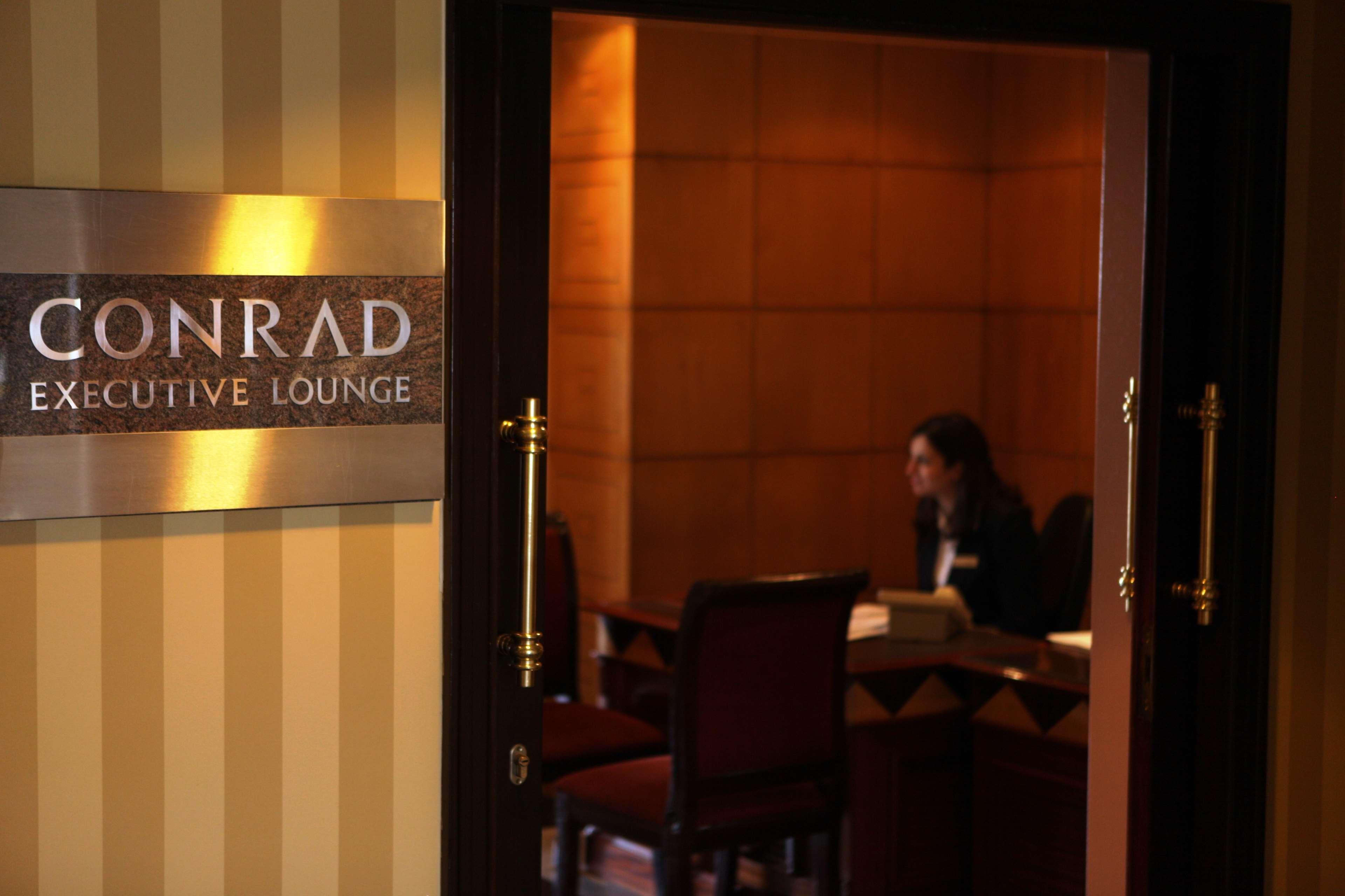 מלון Sofitel Cairo Downtown Nile מראה חיצוני תמונה Conrad Executive Lounge at Hong Kong International Airport