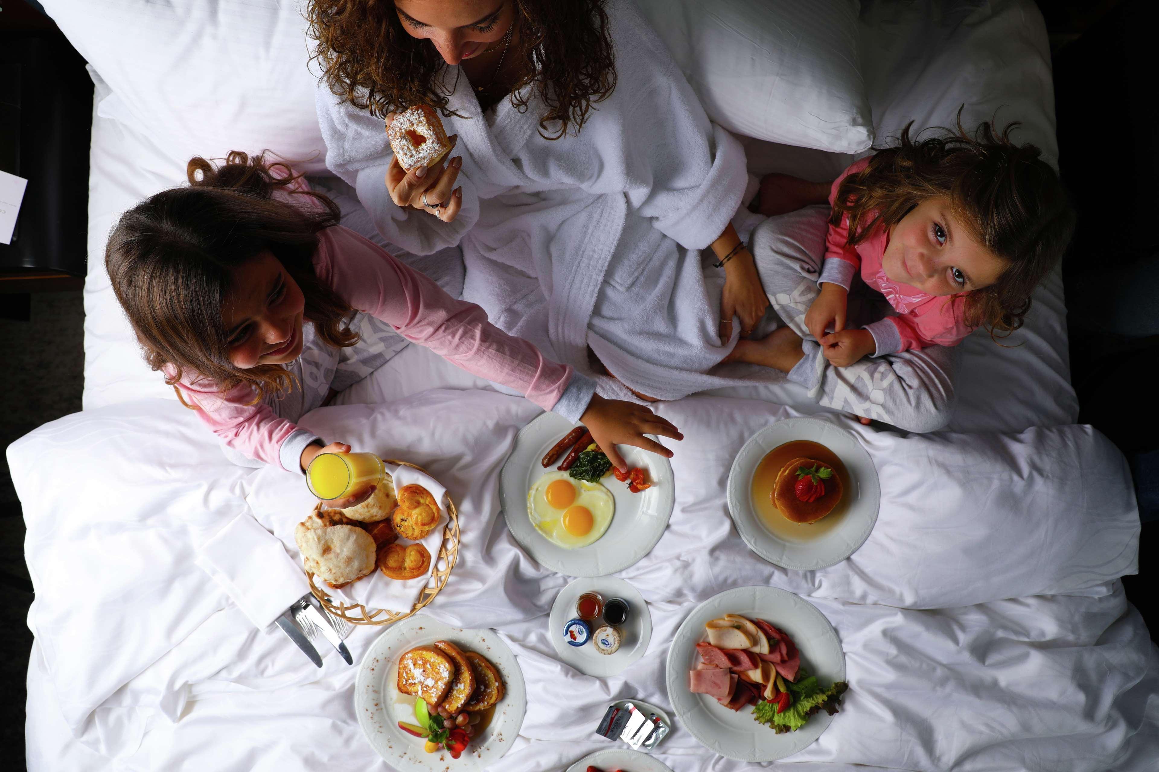 מלון Sofitel Cairo Downtown Nile מראה חיצוני תמונה A family breakfast