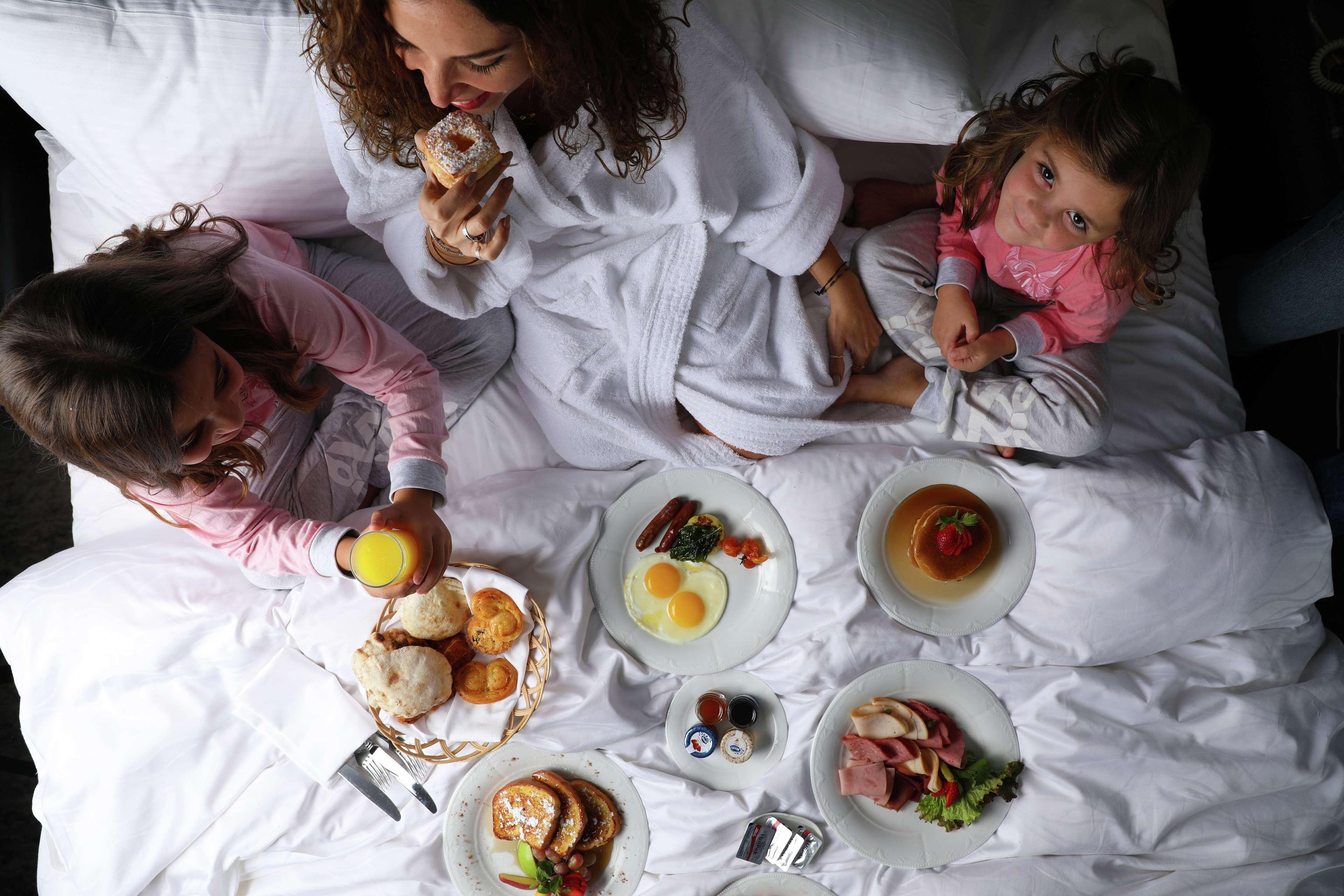 מלון Sofitel Cairo Downtown Nile מראה חיצוני תמונה A family breakfast in bed