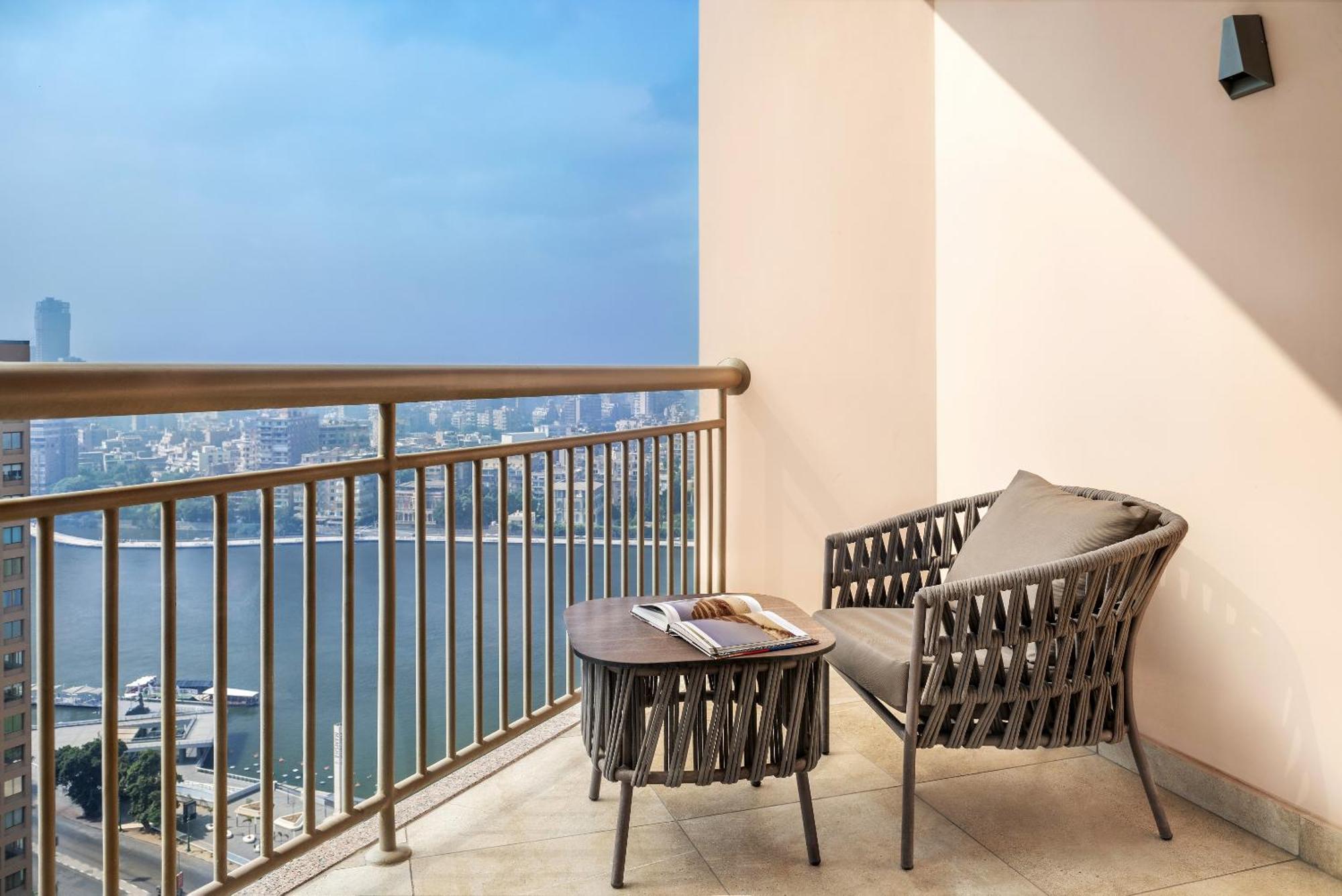 מלון Sofitel Cairo Downtown Nile מראה חיצוני תמונה A balcony